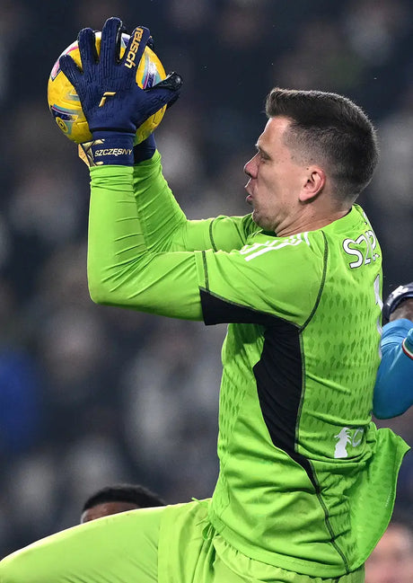 Szczesny usa i guanti Reusch Attrakt