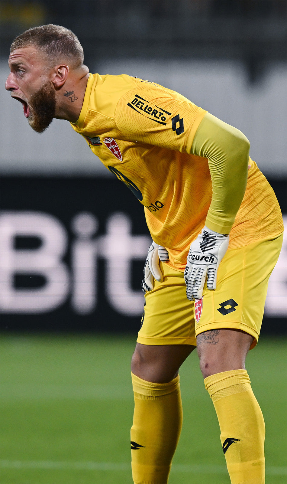 Di Gregorio con i guanti da portiere Reusch Arrow