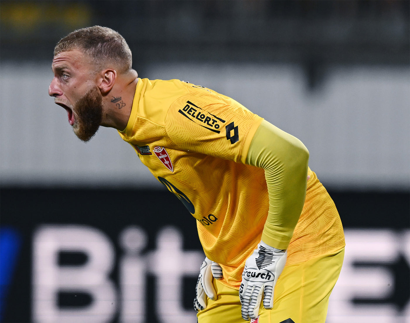 Di Gregorio con i guanti da portiere Reusch Arrow