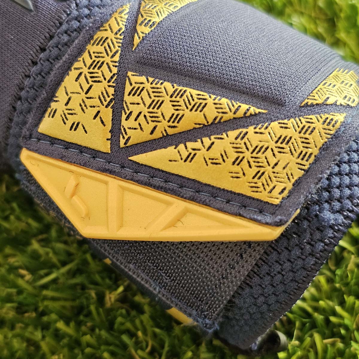 Guanti da portiere Reusch Attrakt Freegel Fusion Goliator Night Spark cinturino