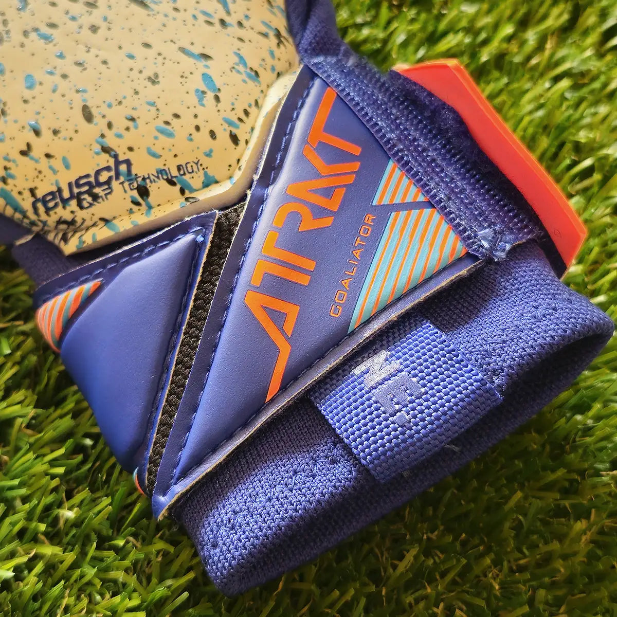 Guanti da portiere Reusch Attrakt Freegel Fusion Goaliator GK26 base palmo