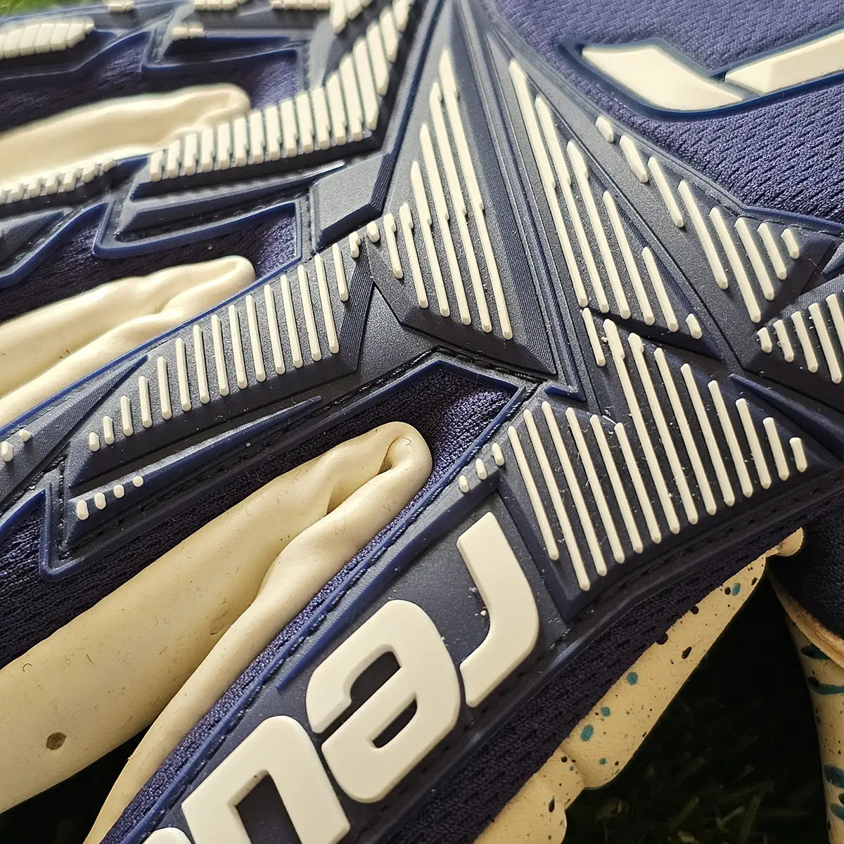 Guanti da portiere Reusch Attrakt Freegel Fusion Ortho Tec GK26 dettaglio dorso