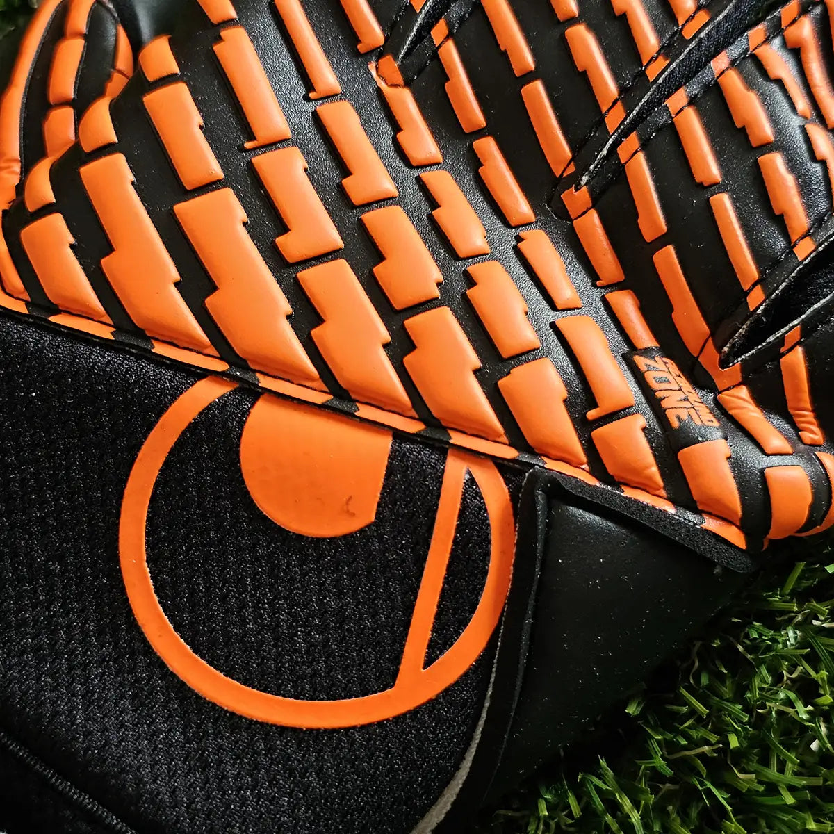 uhlsport Soft Resist+ - Guanti da portiere di calcio per erba sintetica e campi duri uhlsport Soft Resist+ - Guanti da portiere di calcio per erba sintetica e campi duri